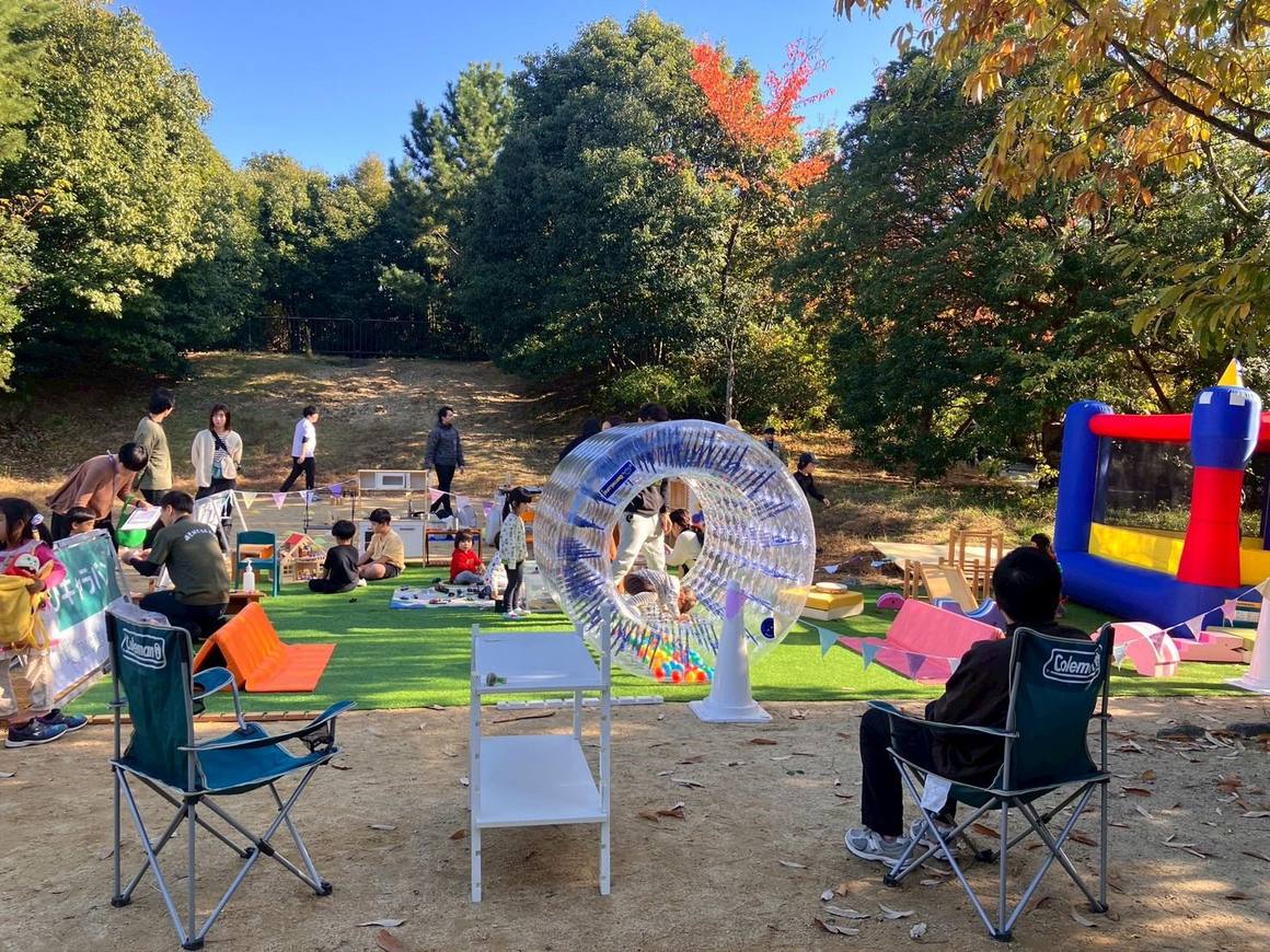 公園でのあそび場に集う親子と地域の人々