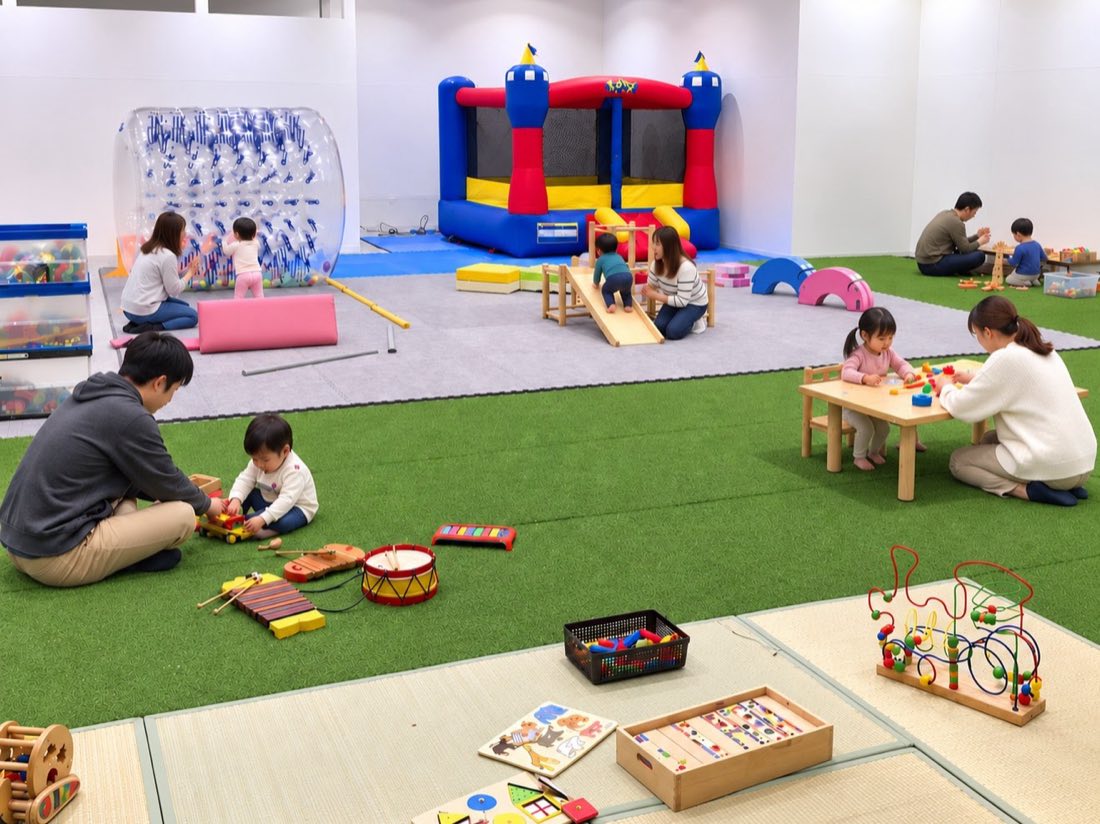 室内に展開したあそびキャラバンの様子