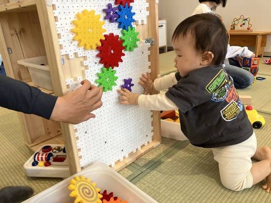 カラフルな遊具であそぶ子ども
