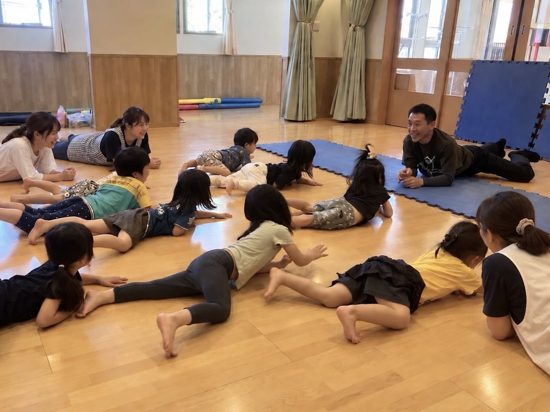 職員向けの遊び研修の様子